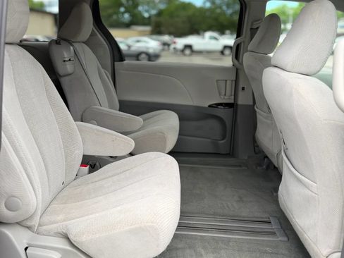 Used 2011 Toyota Sienna LE FWD image 17