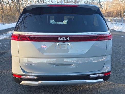 Used 2024 Kia Carnival EX image 15