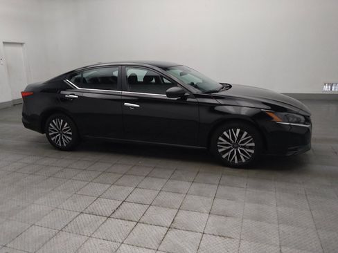 Used 2025 Nissan Altima 2.5 SV FWD image 11