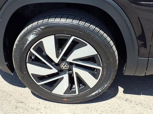 Used 2025 Volkswagen Atlas SE FWD image 25