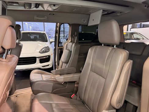 Used 2014 Chrysler Town & Country Touring-L w/ Driver Convenience Group image 17