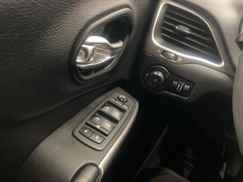 Certified 2022 Jeep Cherokee Latitude Lux w/ Sun & Sound Group image 26