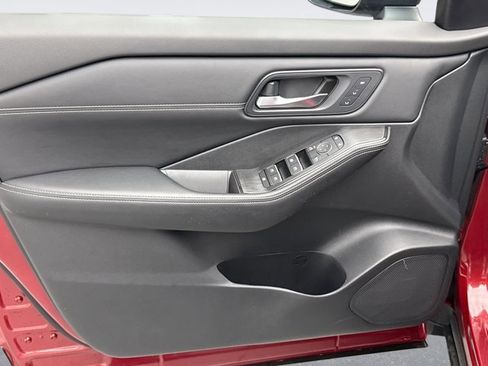 Used 2025 Nissan Rogue SL w/ Tech Package image 9