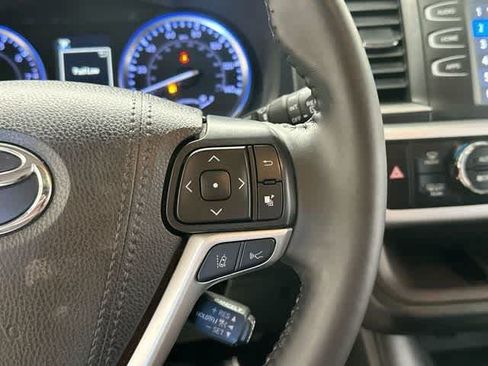 Used 2019 Toyota Highlander XLE w/ Carpet Mat Package (TMS) AWD/4WD image 10