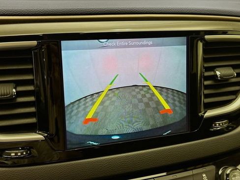 Used 2018 Chrysler Pacifica Touring Plus w/ Tire & Wheel Group FWD image 14