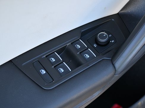 Used 2021 Volkswagen Tiguan SE w/ Panoramic Sunroof Package FWD image 19