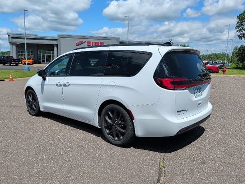 Used 2024 Chrysler Pacifica Touring-L w/ S Appearance Package FWD image 5