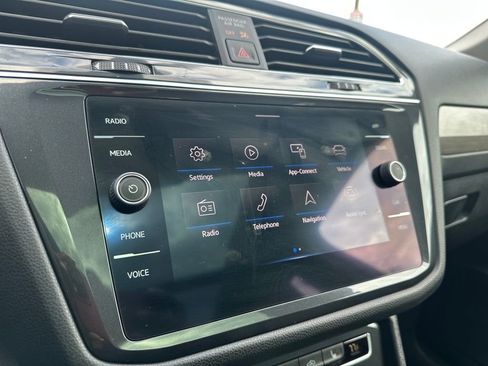 Certified 2021 Volkswagen Tiguan SE w/ Panoramic Sunroof Package image 9