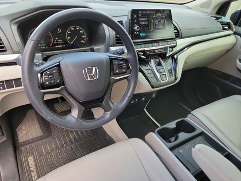 Used 2025 Honda Odyssey Touring image 2