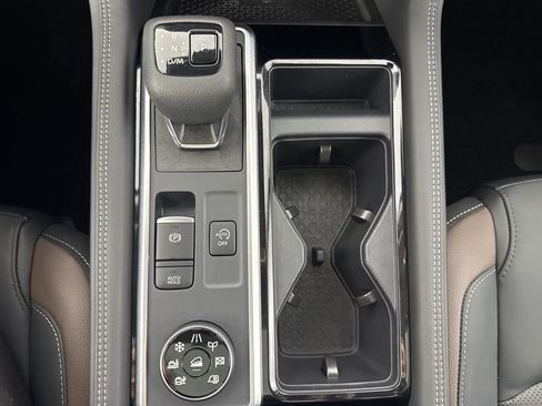 Used 2025 Nissan Pathfinder Platinum image 18