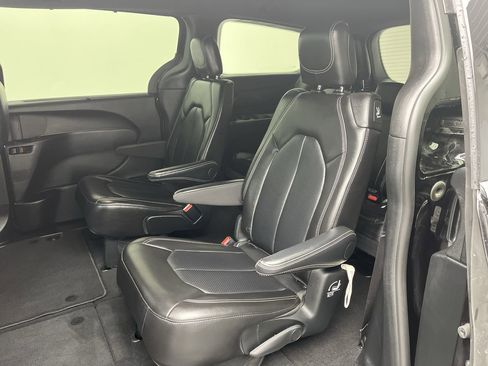 Used 2025 Chrysler Pacifica Select FWD image 10