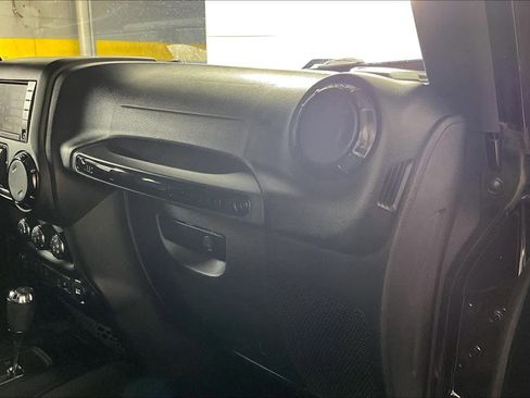 Used 2016 Jeep Wrangler Unlimited Sahara AWD/4WD image 17