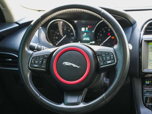 Used 2019 Jaguar F-PACE Premium image 19