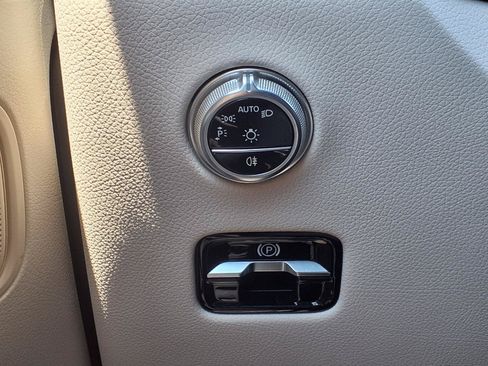Used 2024 Mercedes-Benz GLC 300 image 23