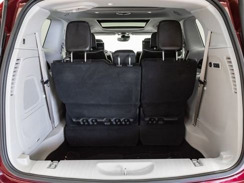 Used 2021 Chrysler Pacifica Limited w/ Uconnect Theater Family Group image 37