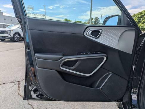 Used 2022 Kia Soul LX w/ Technology Package FWD image 11