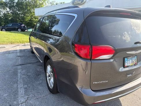Used 2017 Chrysler Pacifica Touring-L w/ Tire & Wheel Group FWD image 6