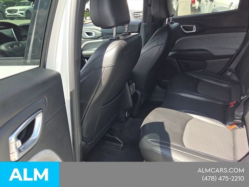 Used 2025 Jeep Compass Latitude AWD/4WD image 9