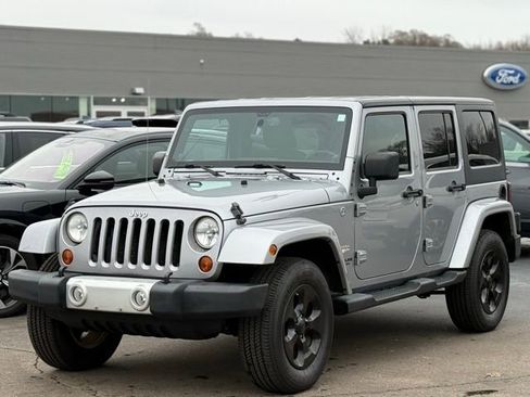 Used 2013 Jeep Wrangler Unlimited Sahara w/ Connectivity Group image 28