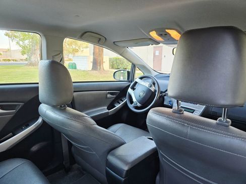 Used 2014 Toyota Prius Plug-In Hybrid image 32