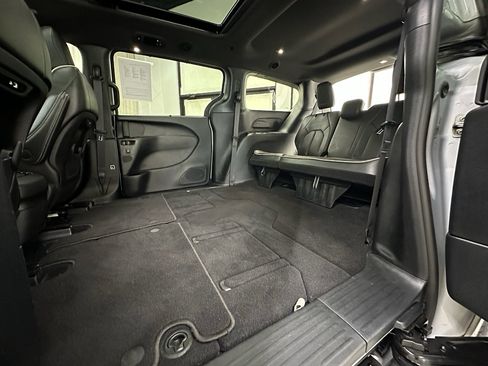 Used 2026 Chrysler Pacifica Limited w/ S Appearance Package FWD image 17