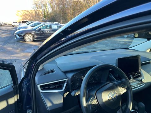 Used 2025 Toyota Corolla LE image 32