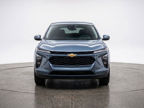 Used 2025 Chevrolet Trax LT FWD image 2