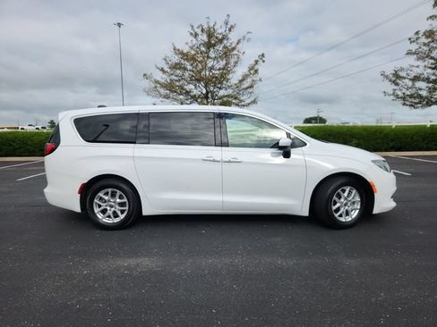 Used 2022 Chrysler Voyager LX FWD image 10