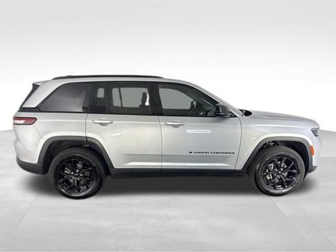 Used 2025 Jeep Grand Cherokee Altitude AWD/4WD image 4