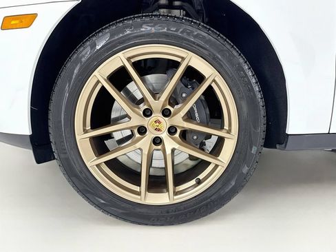 Certified 2025 Porsche Macan AWD/4WD image 33