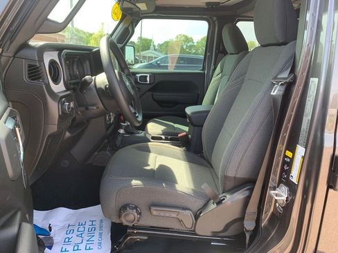 New 2025 Jeep Gladiator Sport image 13