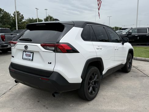 Used 2022 Toyota RAV4 LE FWD image 5