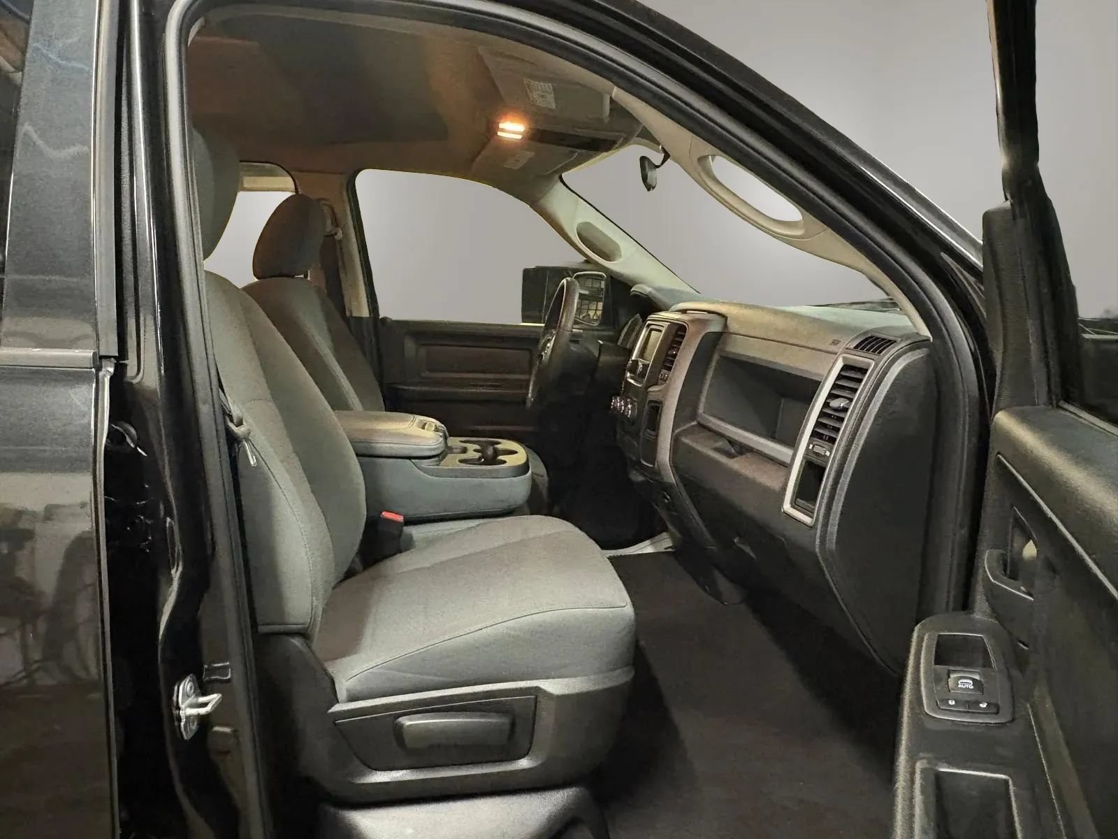 Used 2018 RAM 1500 Express w/ Black Ram 1500 Express Group AWD/4WD image 17