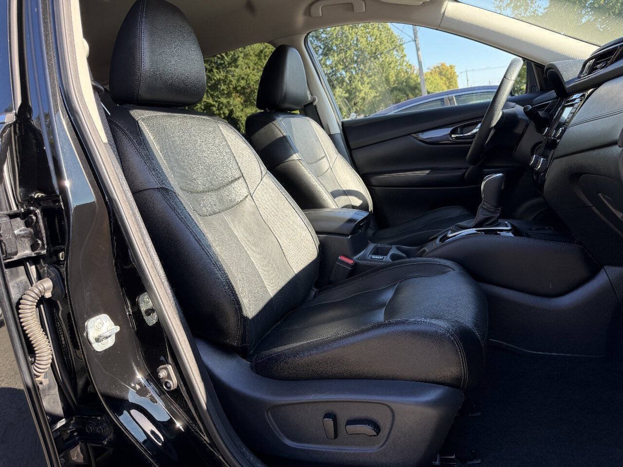 Used 2019 Nissan Rogue SL AWD/4WD image 14