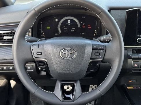 Used 2025 Toyota Camry SE image 11