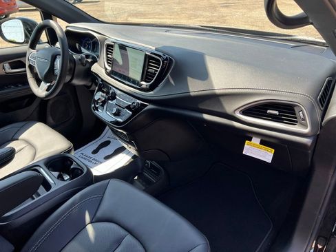 New 2027 Chrysler Pacifica Select AWD/4WD image 10