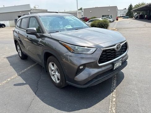 Used 2023 Toyota Highlander LE AWD/4WD image 2