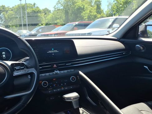 Certified 2023 Hyundai Elantra Limited FWD image 20