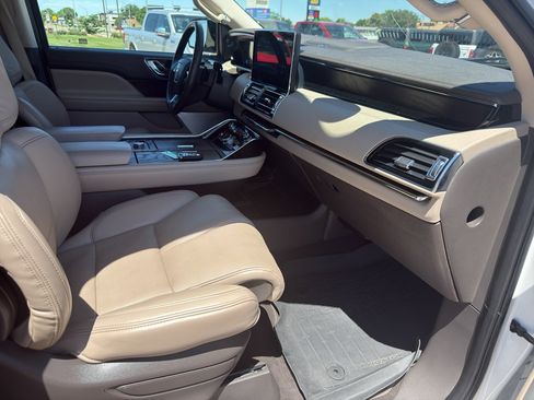 Used 2022 Lincoln Navigator Reserve AWD/4WD image 6