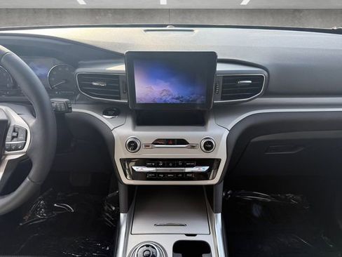 Used 2023 Ford Explorer XLT w/ Equipment Group 202A image 3