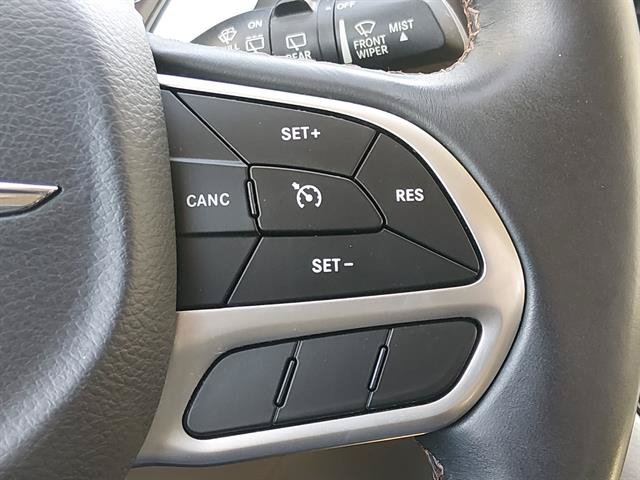 Used 2017 Chrysler Pacifica Touring-L w/ Tire & Wheel Group FWD image 17