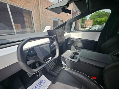 Used 2024 Tesla Cybertruck AWD Crew Cab image 38