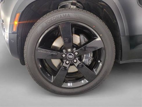 Certified 2025 Land Rover Defender 130 X-Dynamic SE AWD/4WD image 28