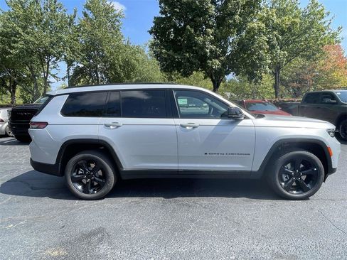 New 2025 Jeep Grand Cherokee L Limited image 10