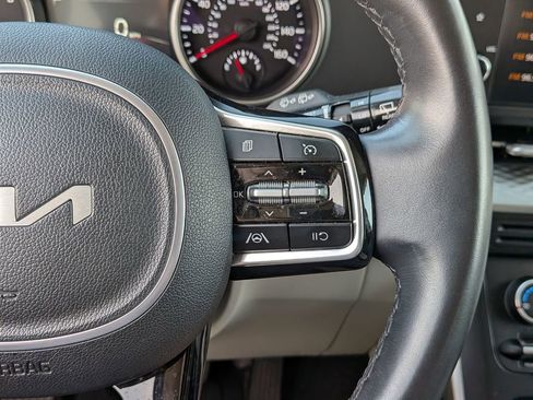 Used 2024 Kia Carnival LX image 18