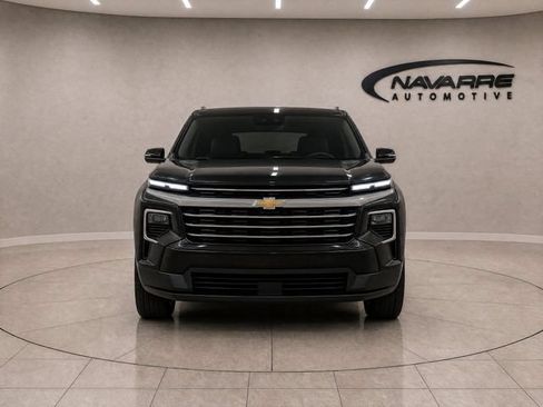 Used 2025 Chevrolet Traverse LT FWD image 2
