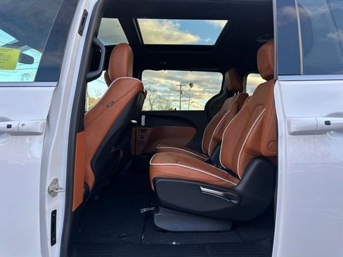 New 2026 Chrysler Pacifica Pinnacle image 19