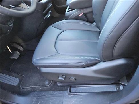 New 2026 Chrysler Pacifica Select image 4