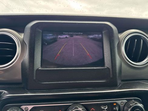 Used 2019 Jeep Wrangler Unlimited Sahara AWD/4WD image 27
