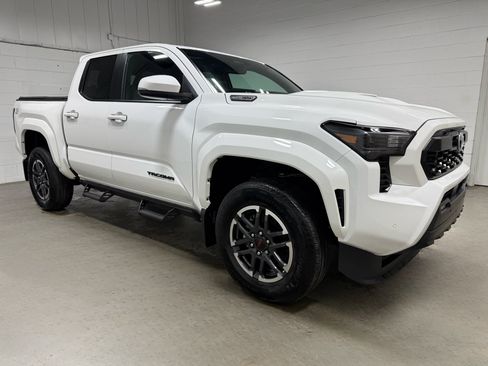 Used 2025 Toyota Tacoma TRD Sport w/ TRD Sport Upgrade Package AWD/4WD image 3